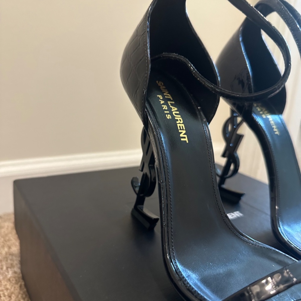 YSL OPYUM SANDALS IN CROCODILE-EMBOSSED LEATHER BLACK - Picture 2 of 10